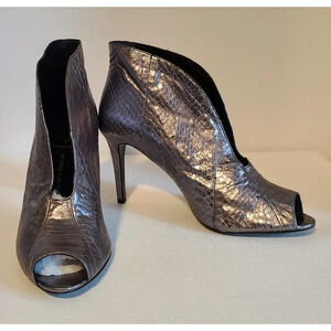 VINCE CAMUTO SIGNATURE RONAN PLUNGE BOOTIES HEELS SNAKESKIN EMB SILVER SZ 10